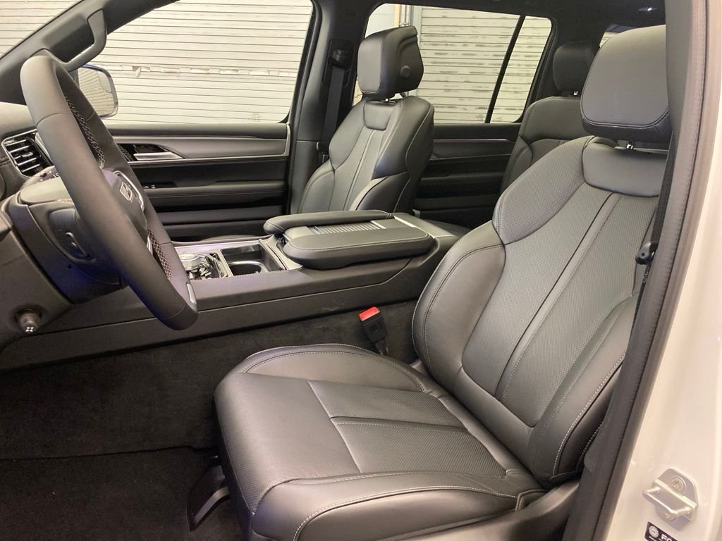 New 2026 Bright White Clear-Coat Exterior Paint Jeep Upland image 15