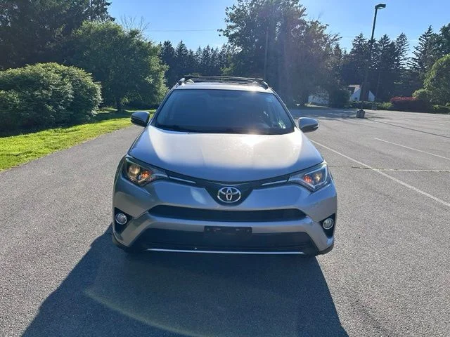 Used 2016 Silver Toyota XLE image 8