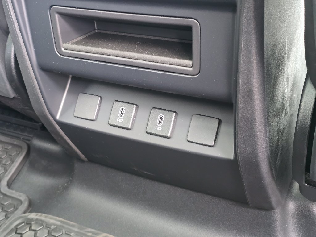 New 2026 Santorini Black Land Rover X-Dynamic se image 15