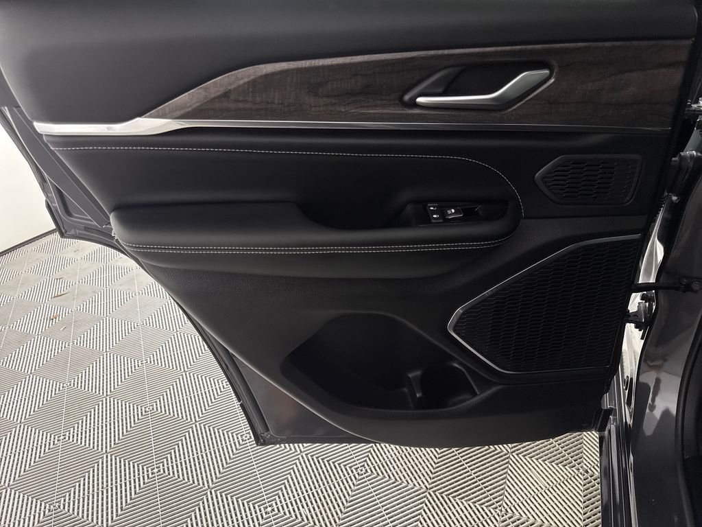 2024 Jeep Grand Cherokee Overland - Photo 11