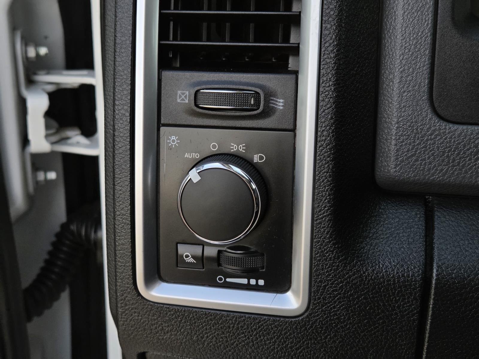 Used 2015 Bright White Clearcoat Ram SLT image 24