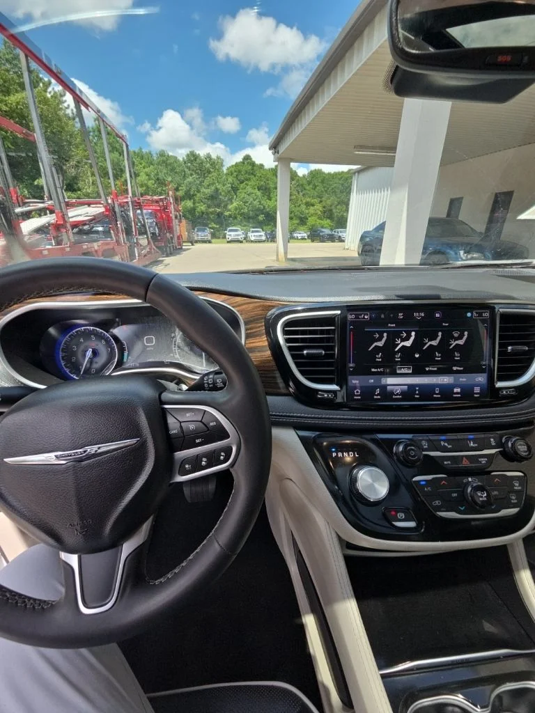 Used 2023 White Chrysler Limited image 25