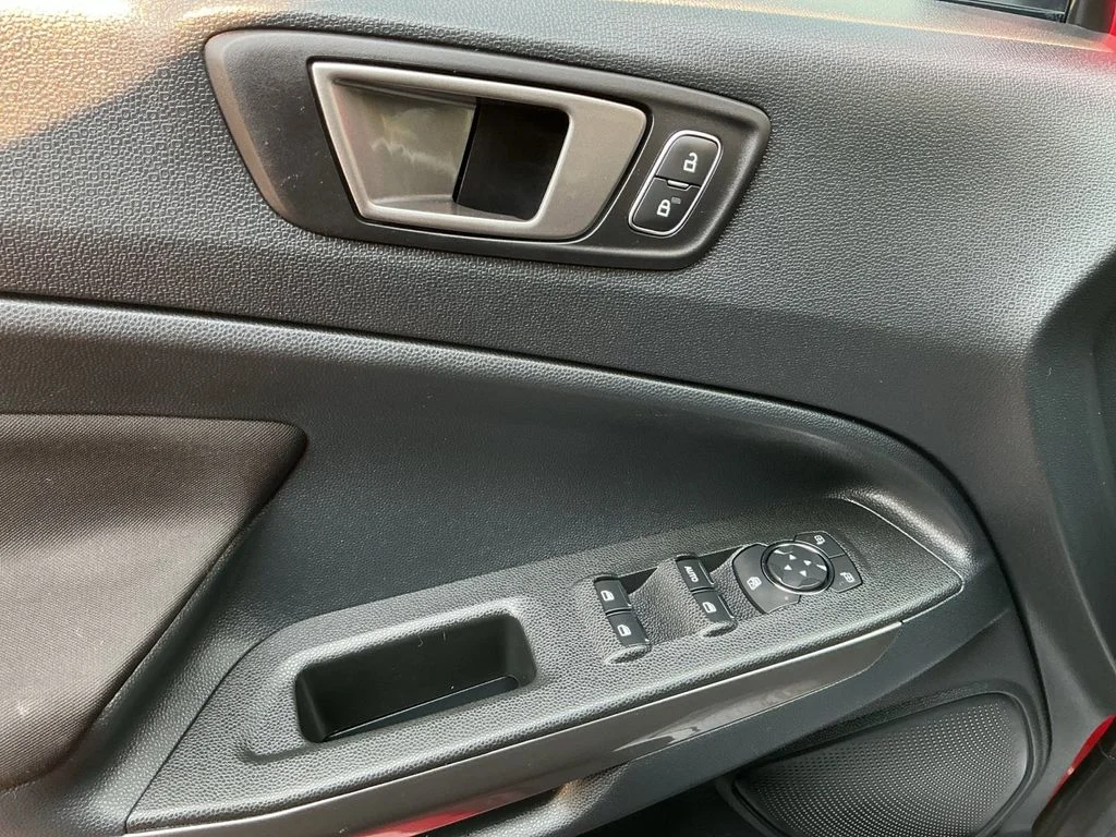 Used 2020 Red Ford SE image 10