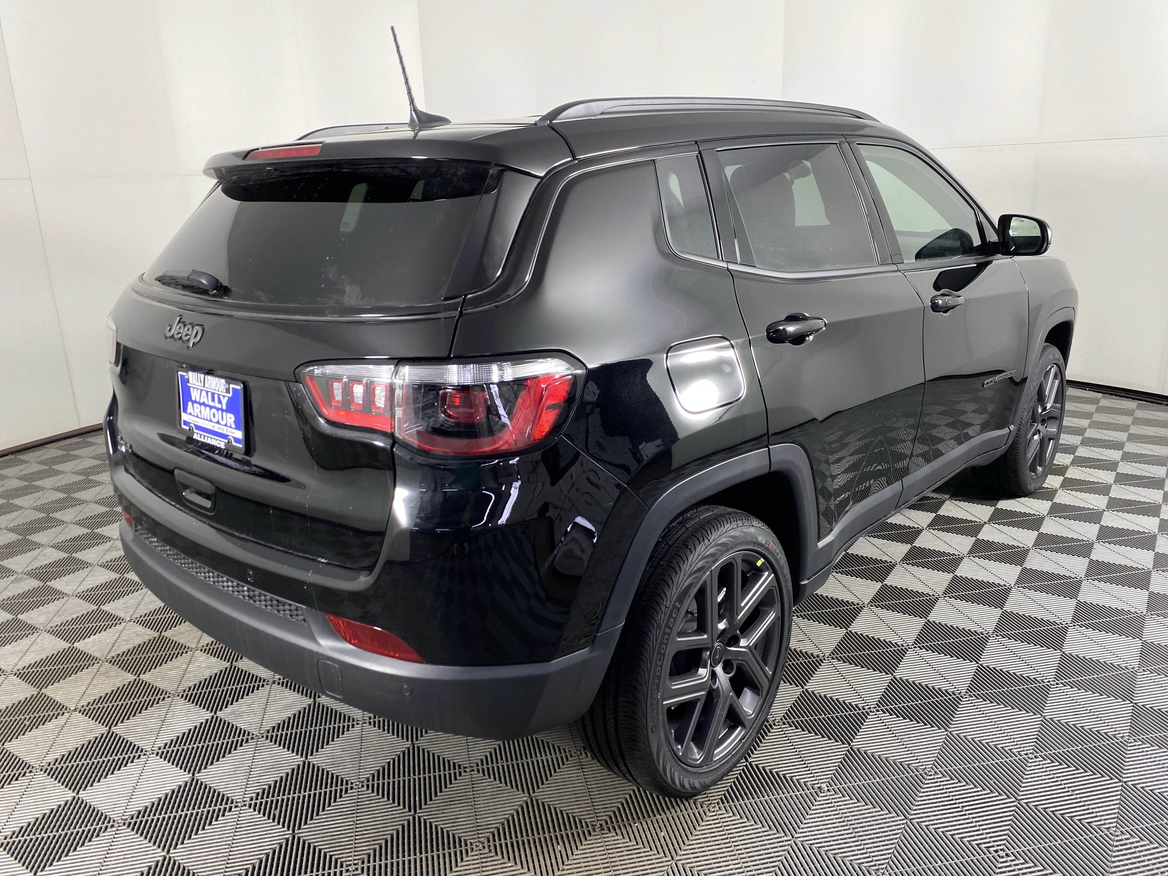 New 2026 Diamond Black Crystal Pearl-Coat Exterior Paint Jeep Limited image 6