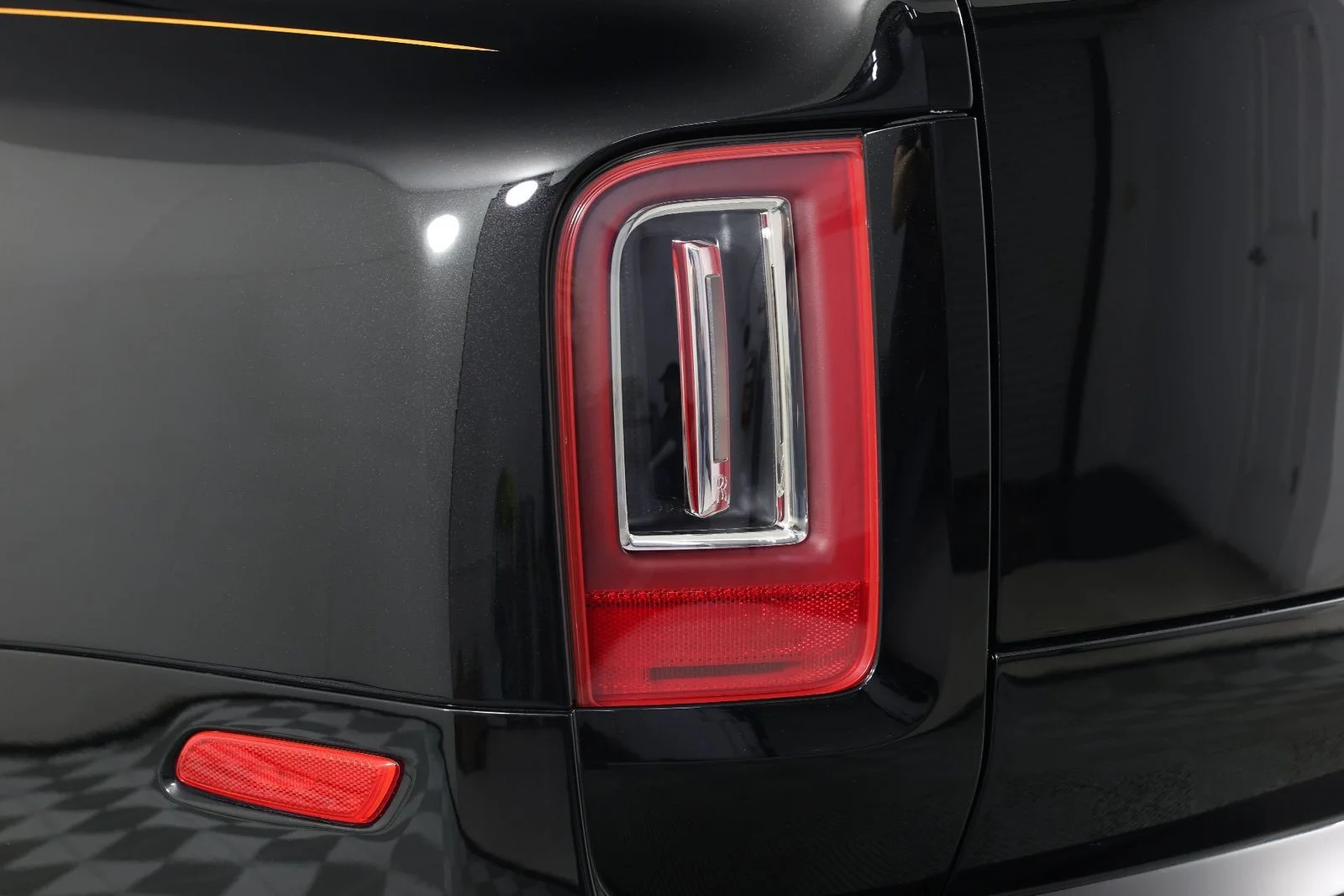Certified Used 2023 Black Diamond Rolls-Royce Black Badge image 21