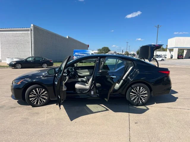 Used 2024 Black Nissan 2.5 SV image 4