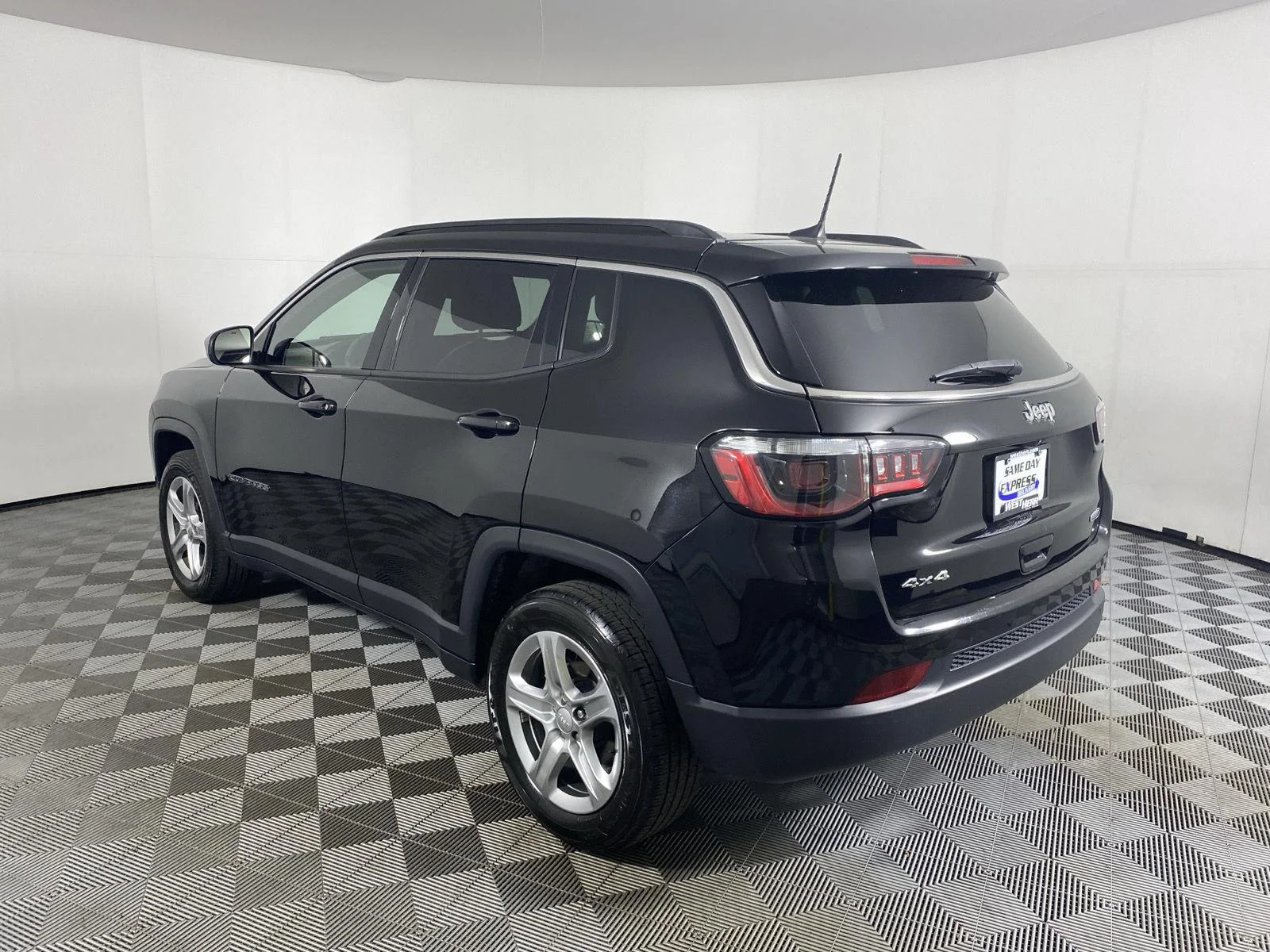 Used 2023 Diamond Black Crystal Pearlcoat Jeep Latitude image 10