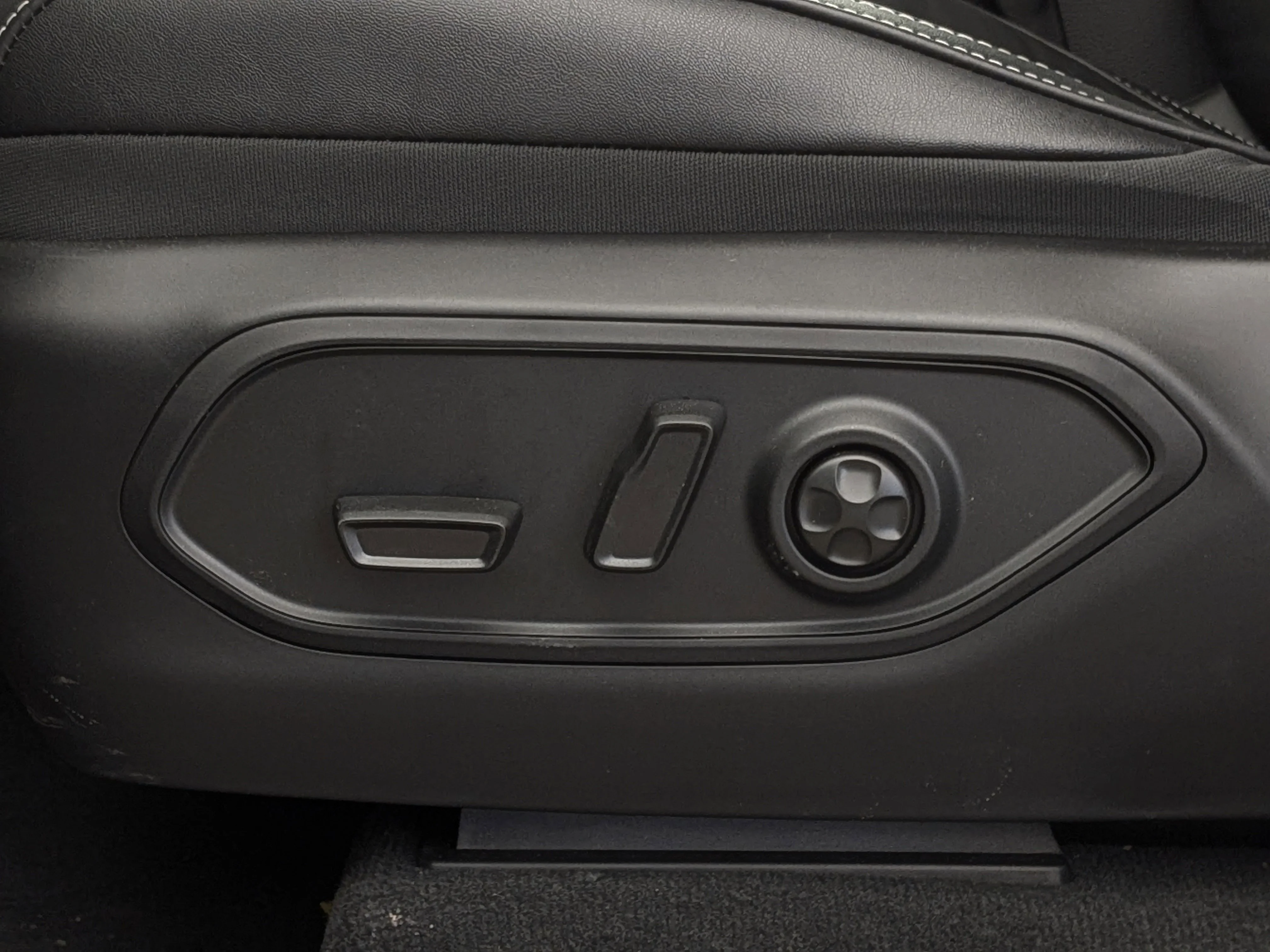 New 2026 White Jeep Limited Reserve - - Panoramic Sunroof - Nappa Leather - Ventilated Seats - Trailer Tow Pack & More! image 15