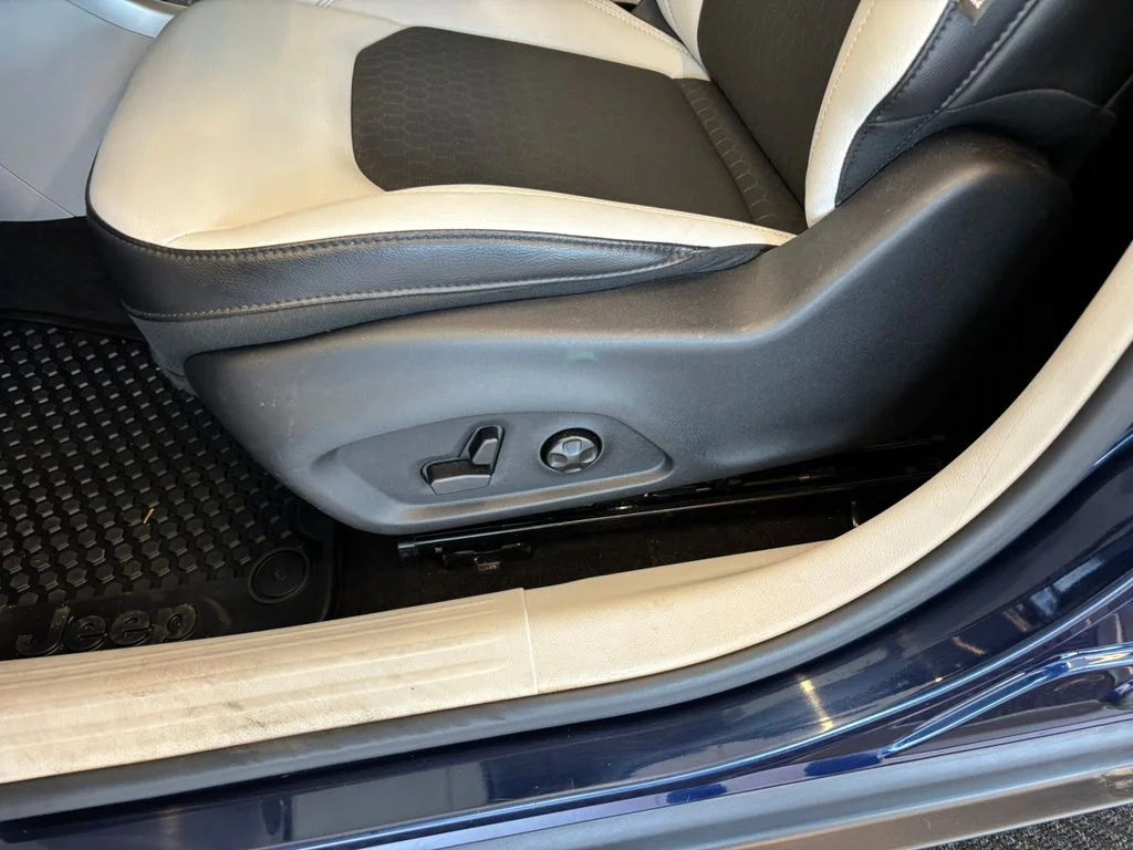 Used 2018 Blue Jeep Latitude image 14
