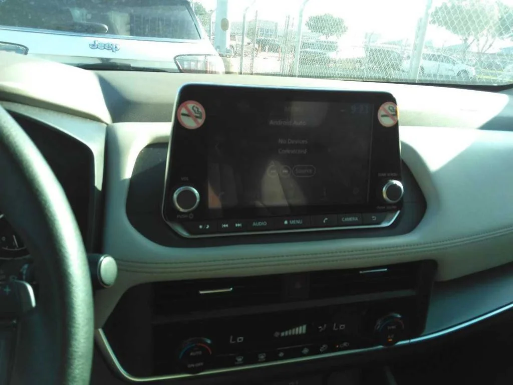Used 2023 White Nissan SV image 4