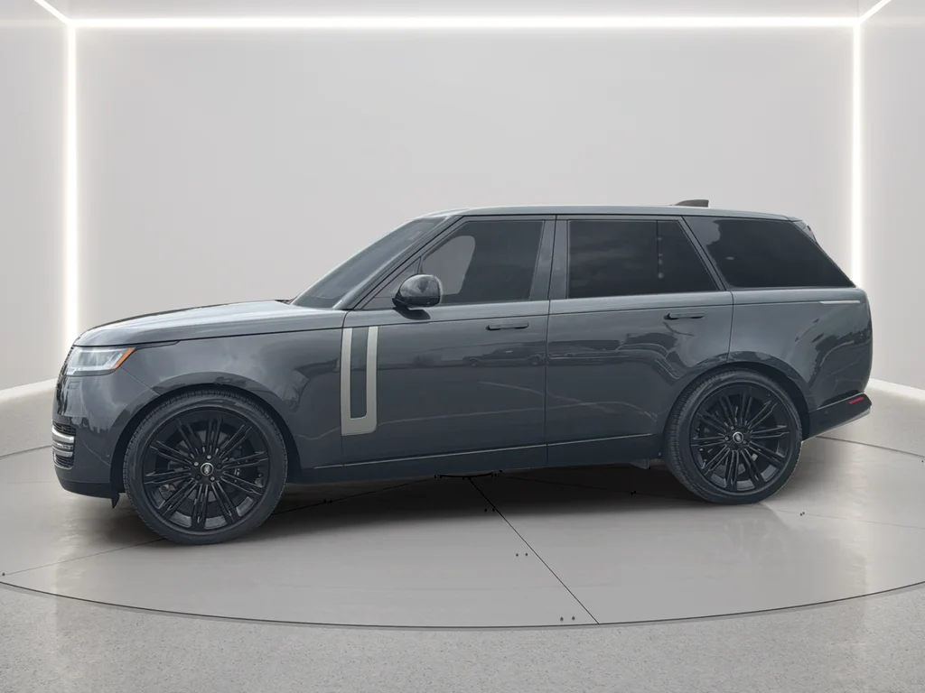 Used 2023  Land Rover SE image 13