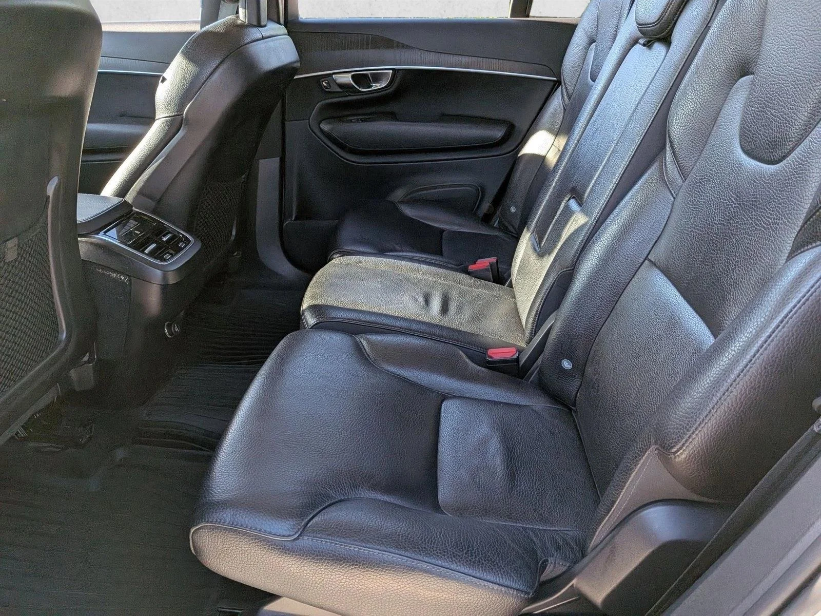 Used 2020 Bright Silver Metallic Volvo Momentum image 13