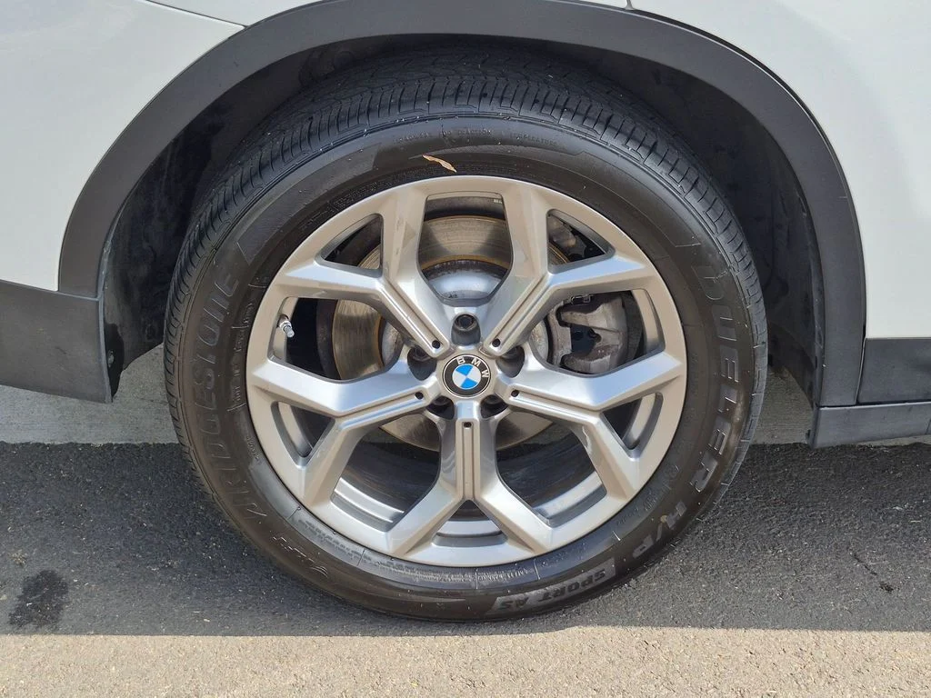 Used 2024 White BMW sDrive30i image 27