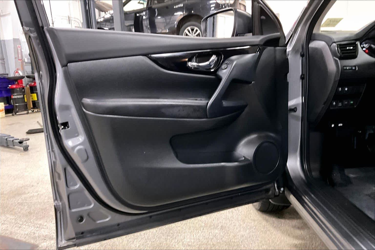 Used 2022 Gun Metallic Nissan SL image 21