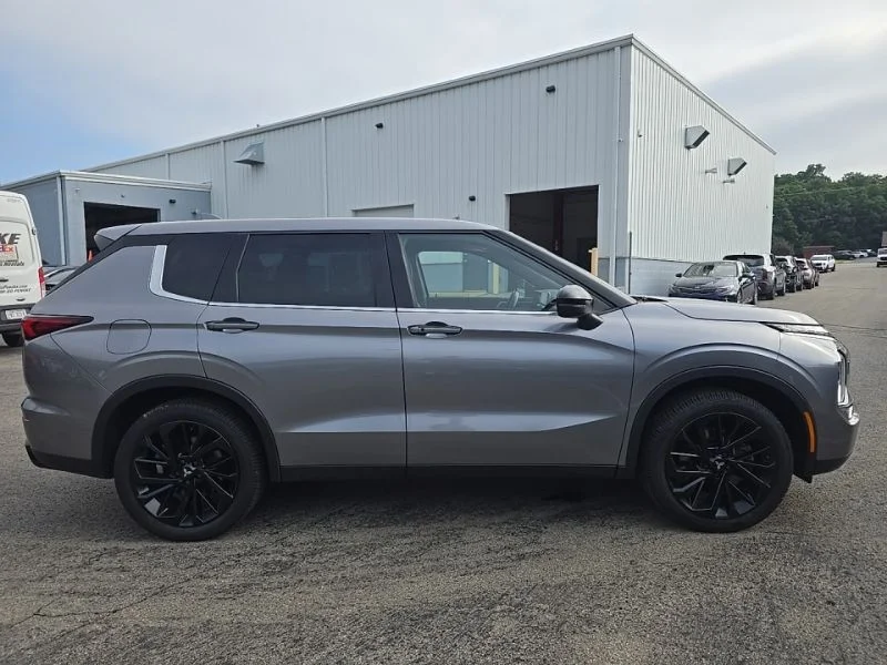 Used 2022  Mitsubishi SE image 9