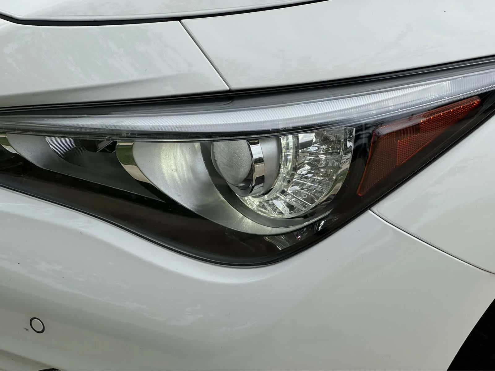Certified Used 2023 Pure White INFINITI LUXE image 9
