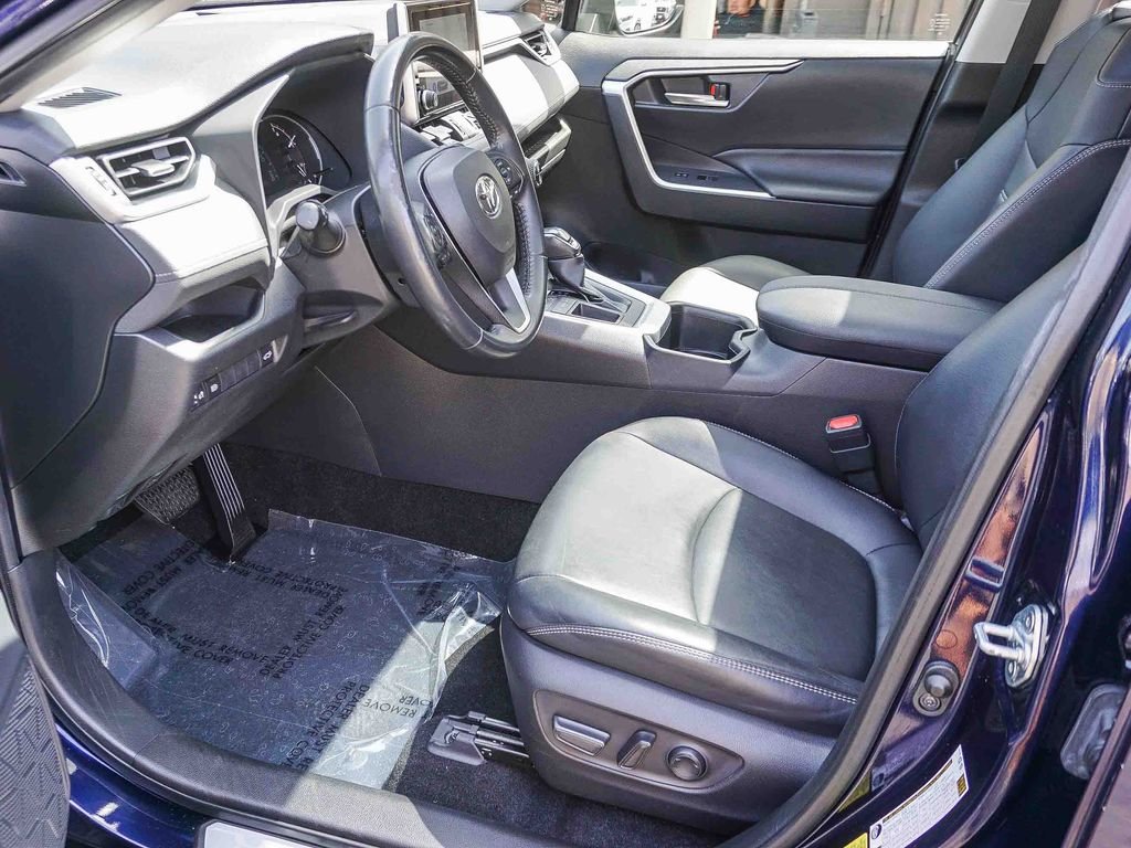 Used 2023  Toyota XLE Premium image 17