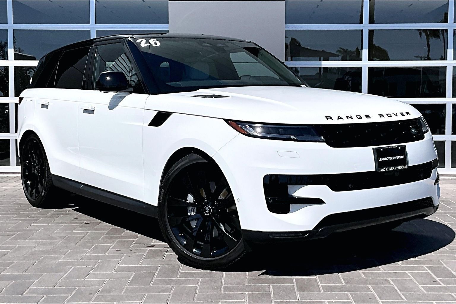 Used 2025 White Land Rover SE image 3