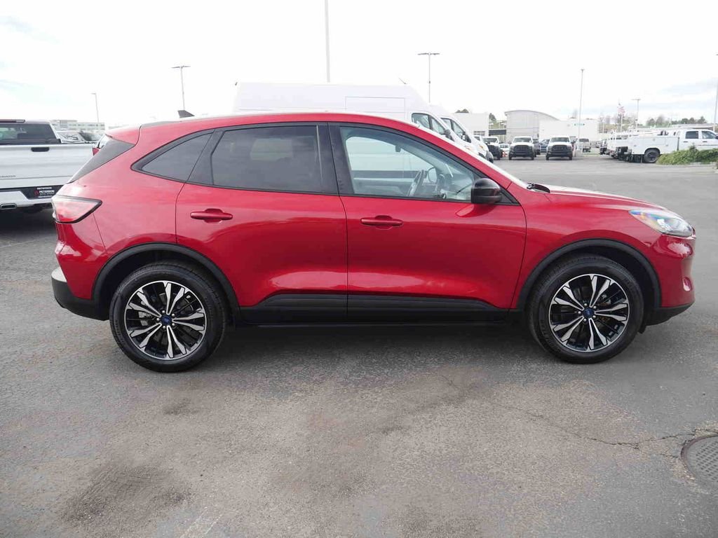 Used 2022 Red Ford SE image 18