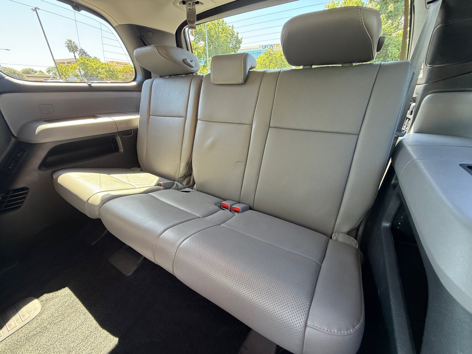 Used 2018 Blizzard Pearl Toyota Platinum image 21