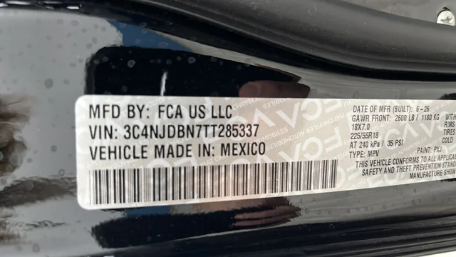 New 2026 Diamond Black Crystal Pearl-Coat Exterior Paint Jeep Latitude image 27