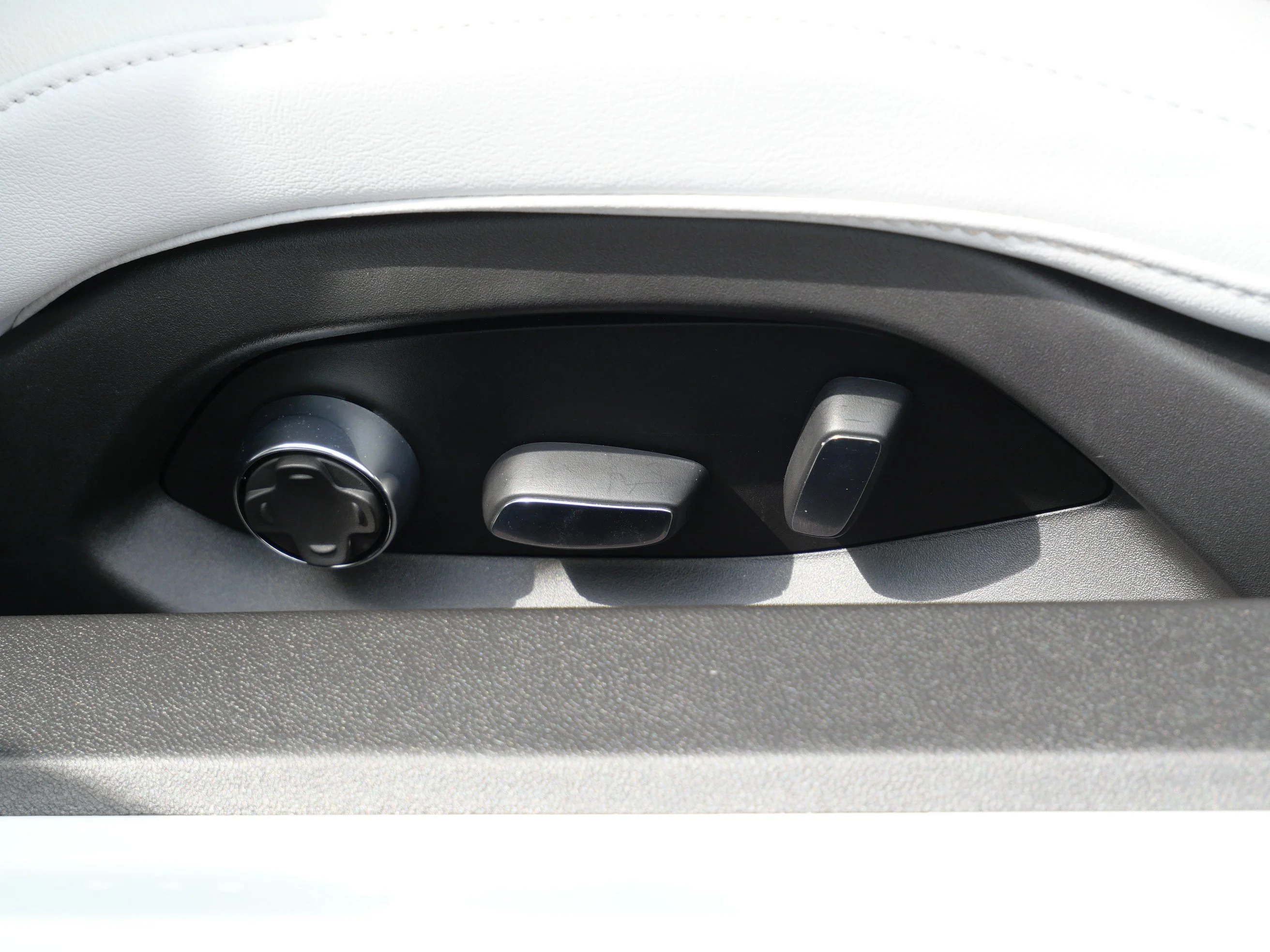 Used 2023 Arctic White Chevrolet 2LT image 14