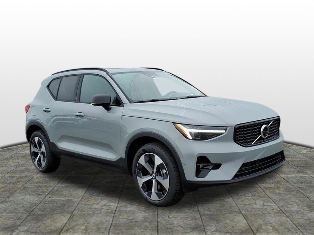 2026 Volvo XC40 B5 Plus Dark AWD's photo