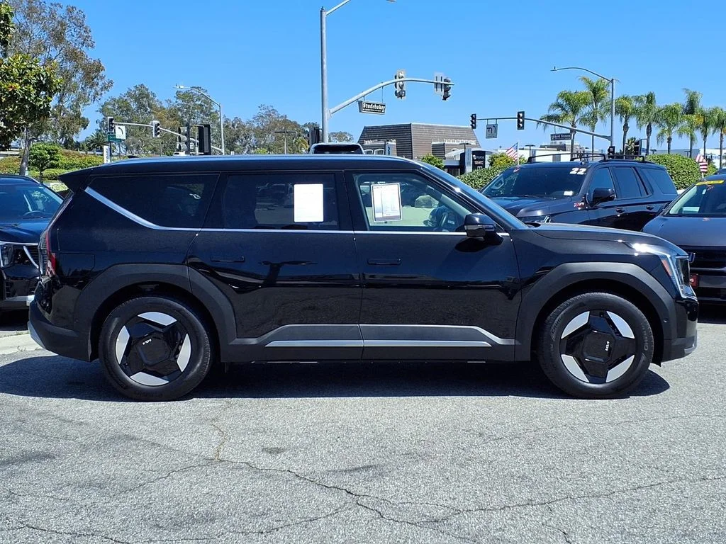 New 2026 Ebony Black Kia Wind AWD image 6
