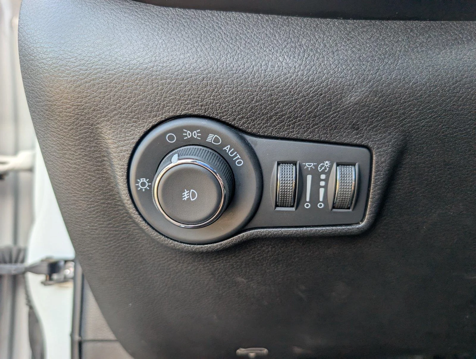 Used 2024 Bright White Clearcoat Jeep Latitude image 28
