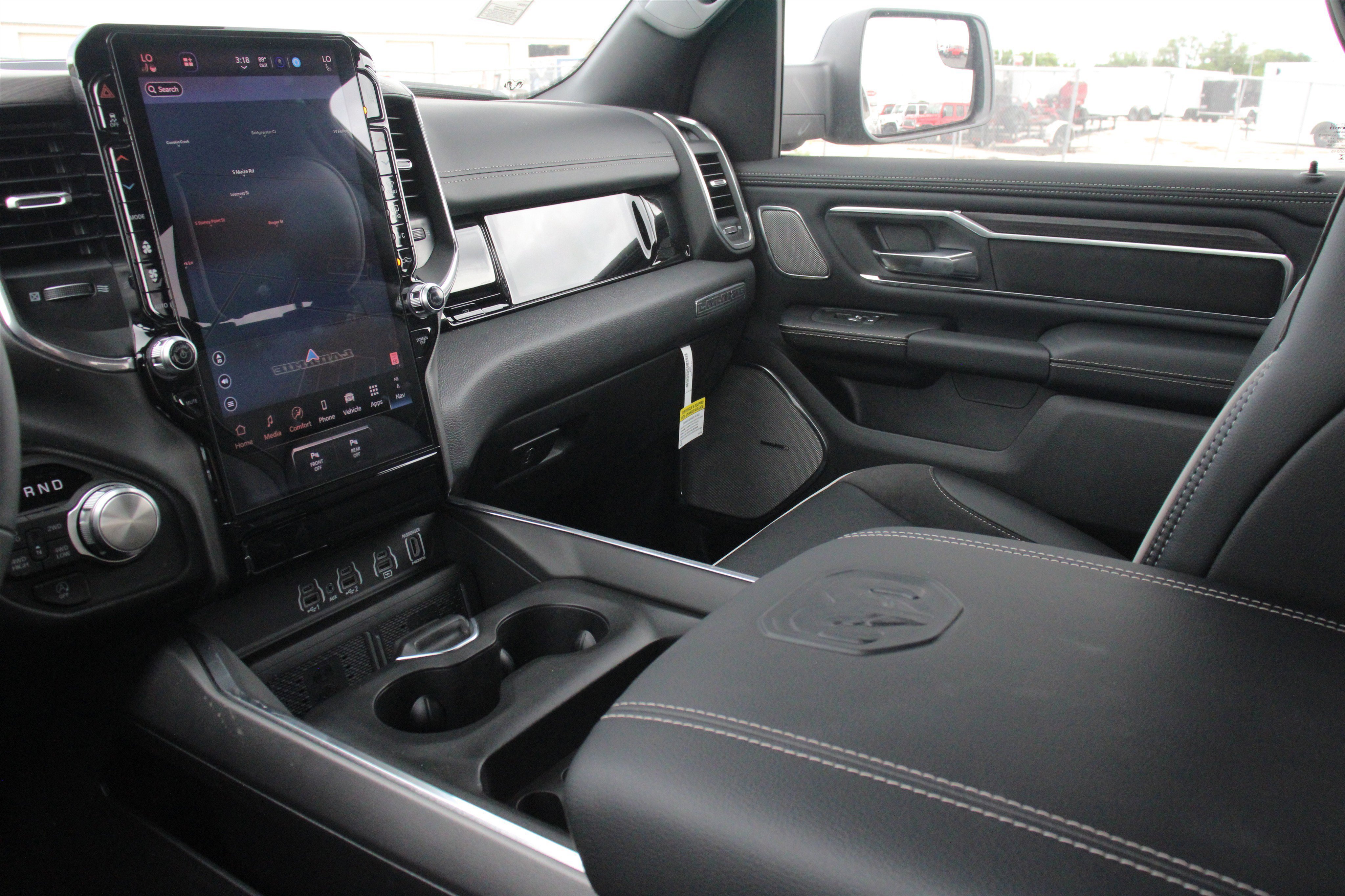 New 2026 Diamond Black Crystal Pearl-Coat Exterior Paint RAM Laramie image 20