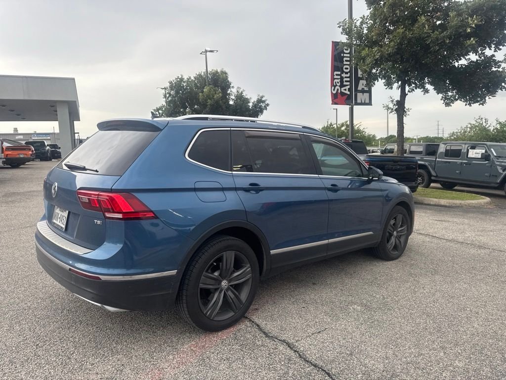Used 2018 Blue Volkswagen 2.0T SEL Premium image 24