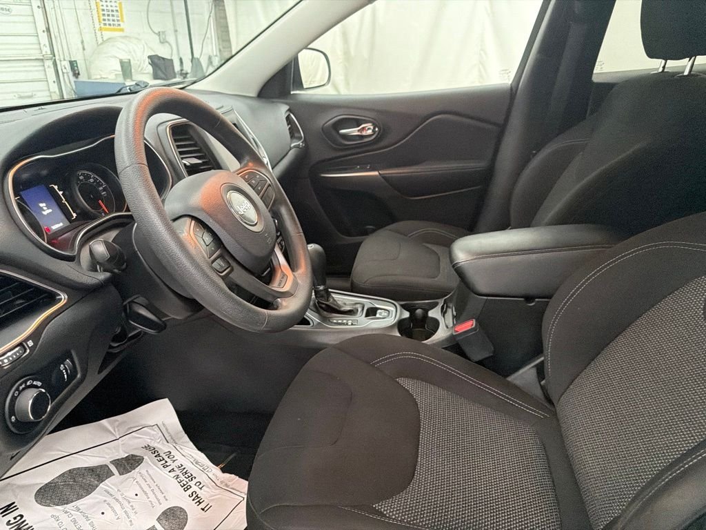 Used 2020 White Jeep Latitude image 15