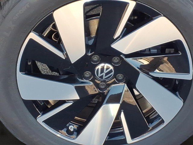 New 2026 Silver Mist Metallic Volkswagen SE w/Technology 4M image 5