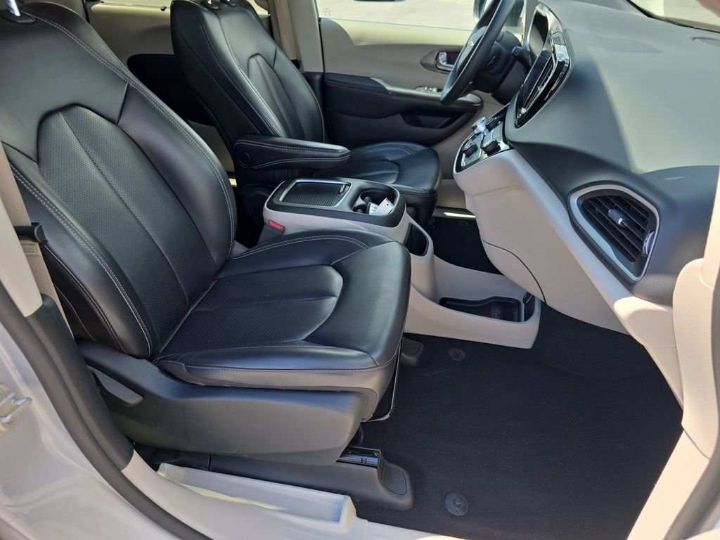 Used 2023 Silver Mist Clearcoat Chrysler Touring L image 36