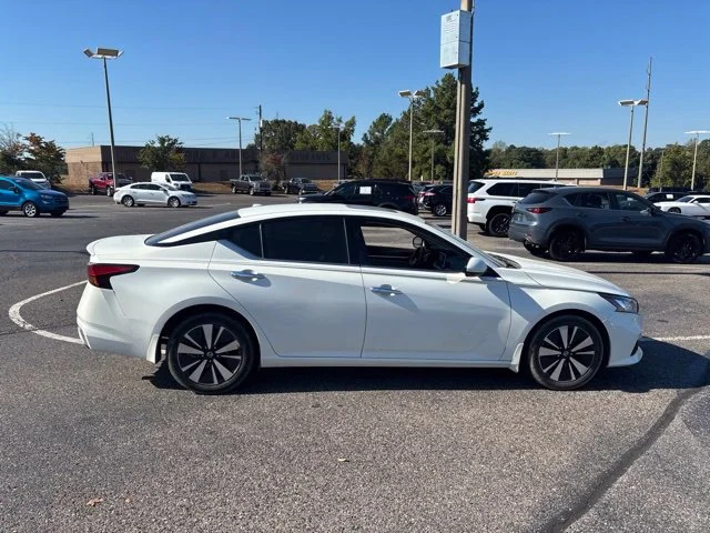 Certified Used 2021 White Nissan 2.5 SL image 2