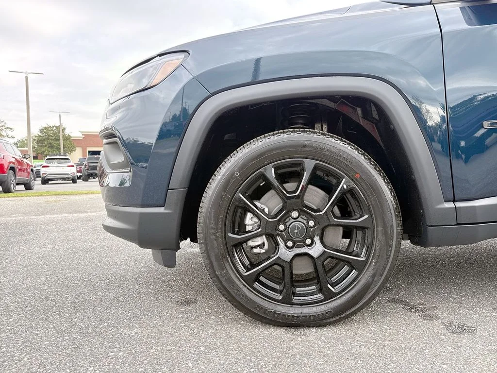New 2026 Fathom Blue Pearl-Coat Exterior Paint Jeep Latitude image 10