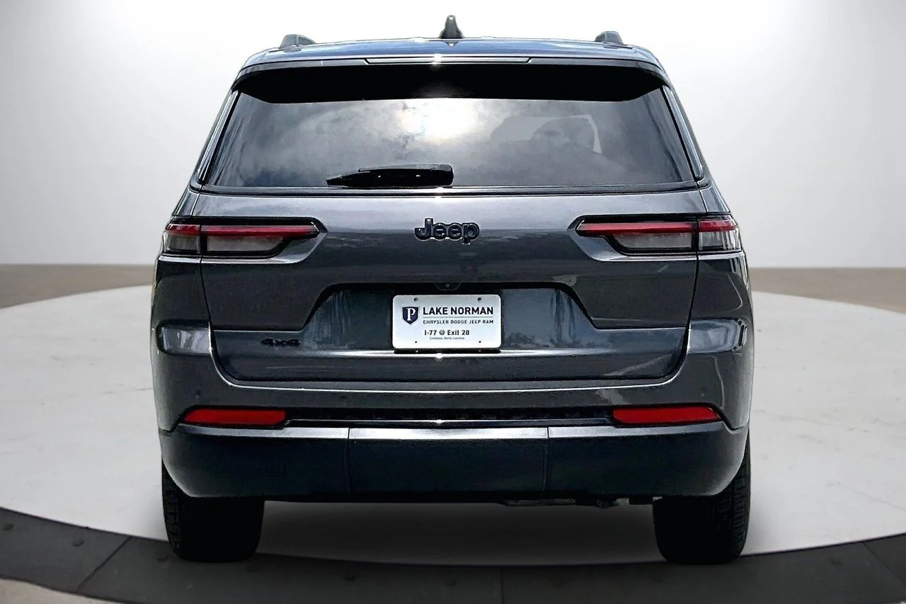 Used 2023 Gray Jeep Altitude image 8