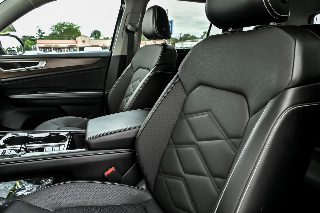 Used 2024  Volkswagen 2.0T SE w/Technology image 16