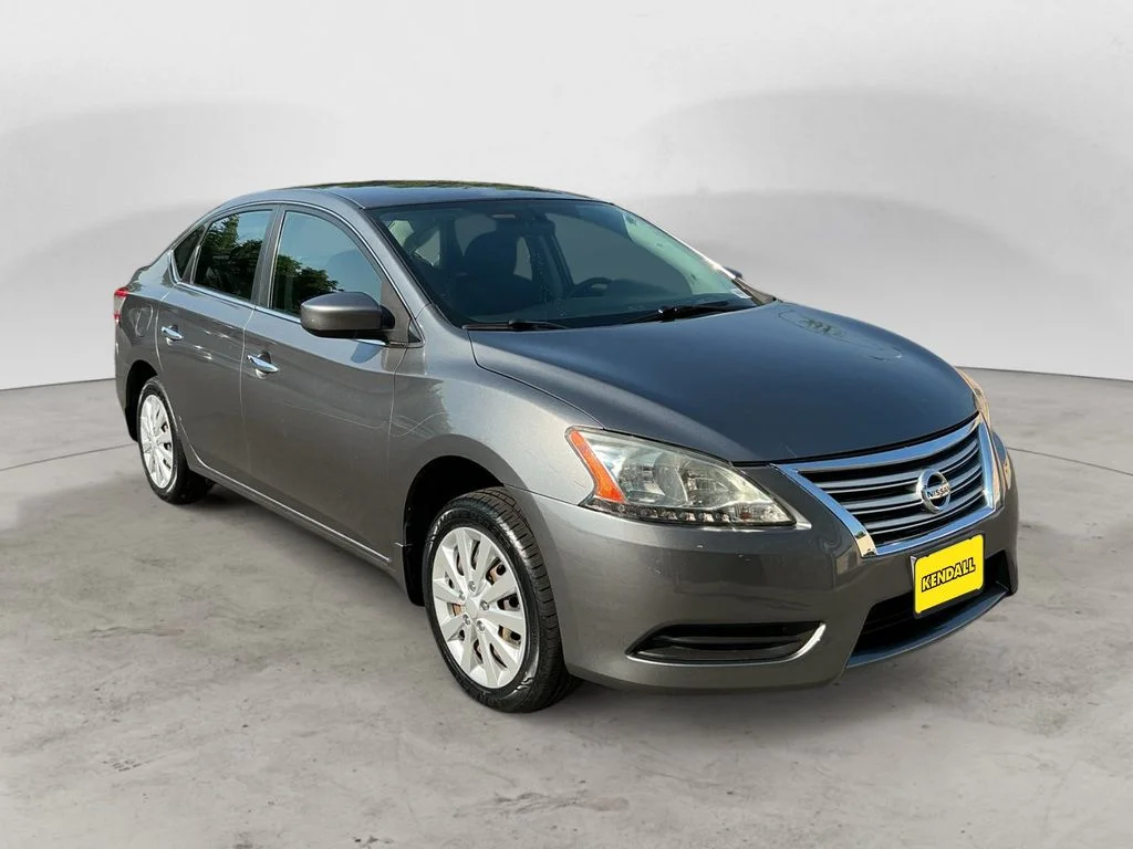Used 2015 Gray Nissan SV image 3