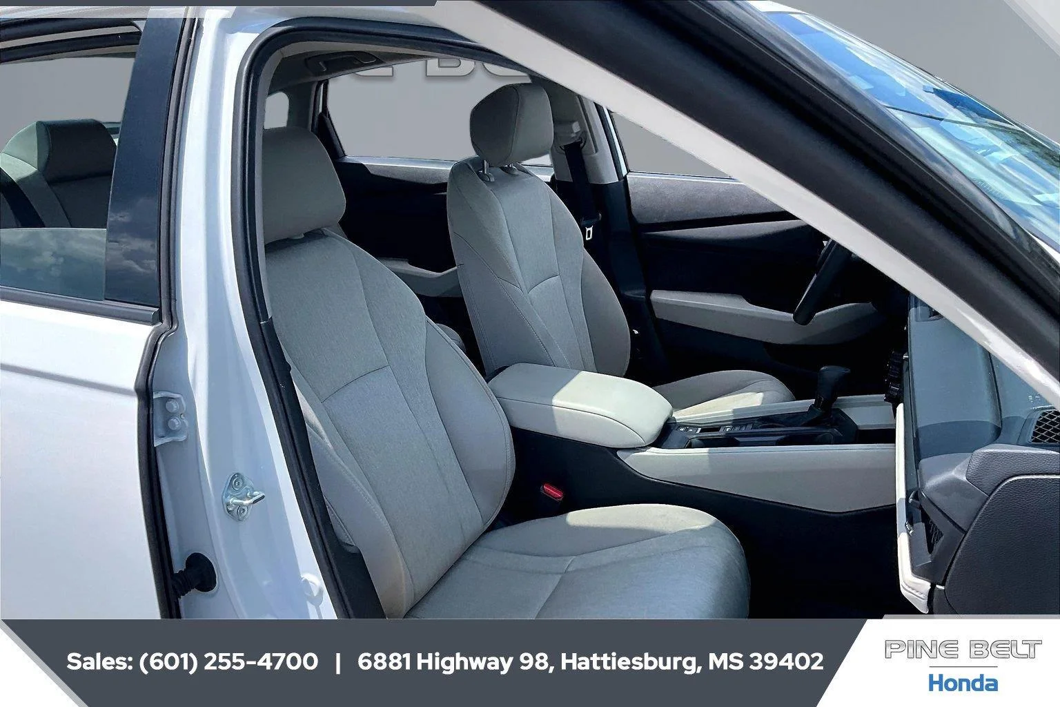 Used 2025 Platinum White Pearl Honda SE image 6
