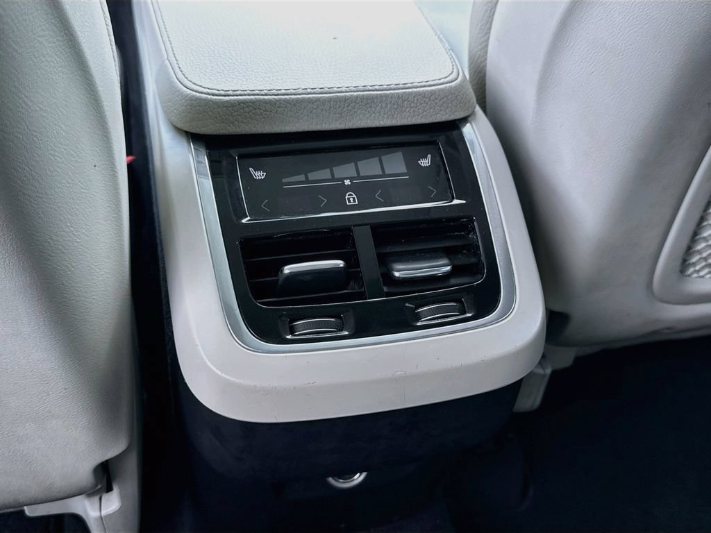 Used 2020 Black Volvo Momentum image 28