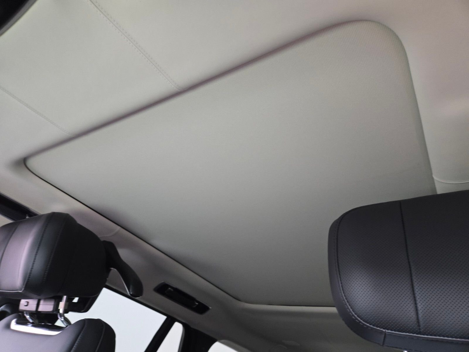 New 2026 Ostuni Pearl White Land Rover Autobiography image 12