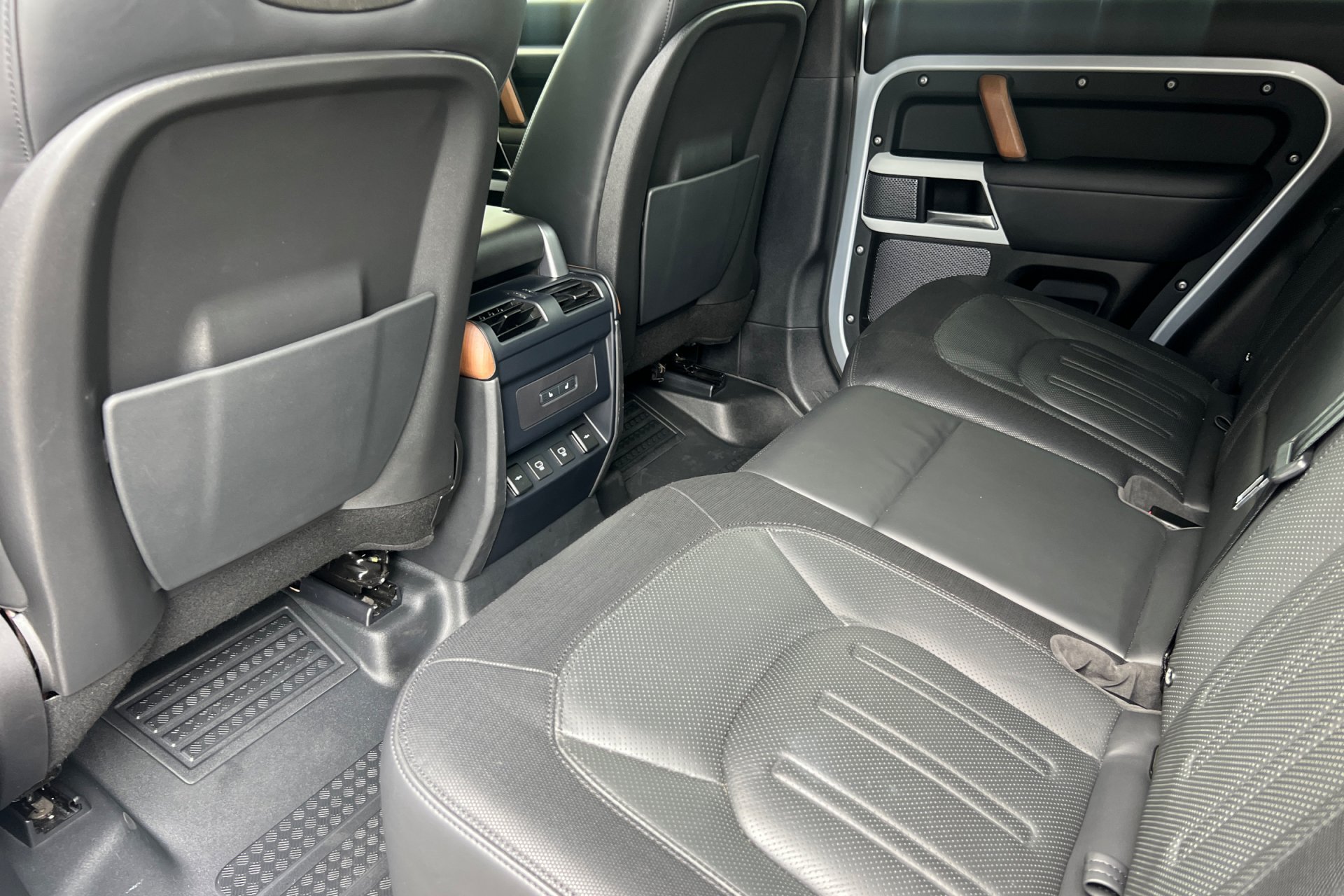 Used 2021 Hakuba Silver Metallic Land Rover X-Dynamic HSE image 4
