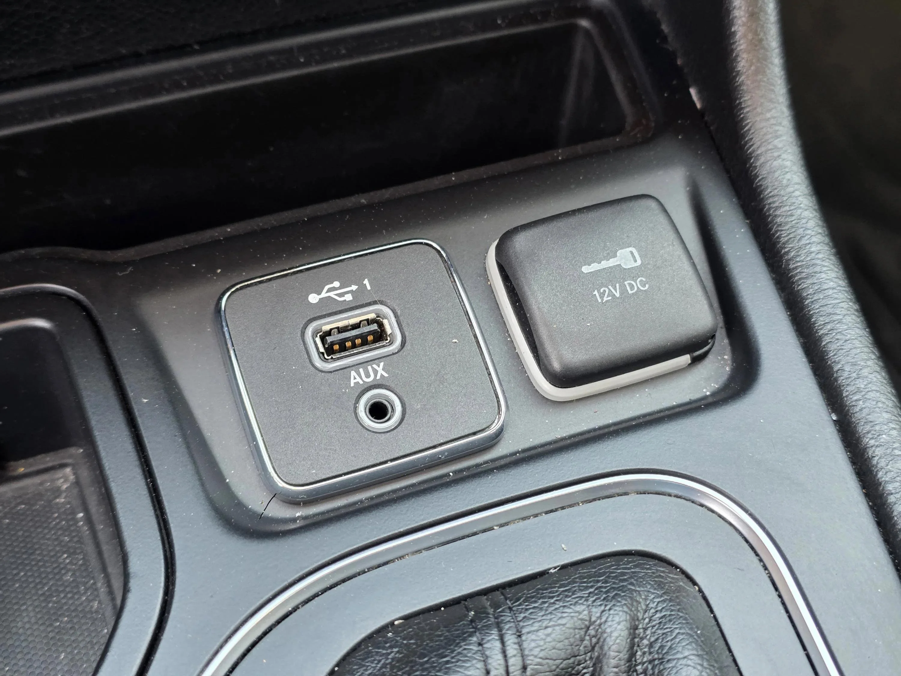 Used 2019 Diamond Black Crystal Pearlcoat Jeep Latitude Plus image 39