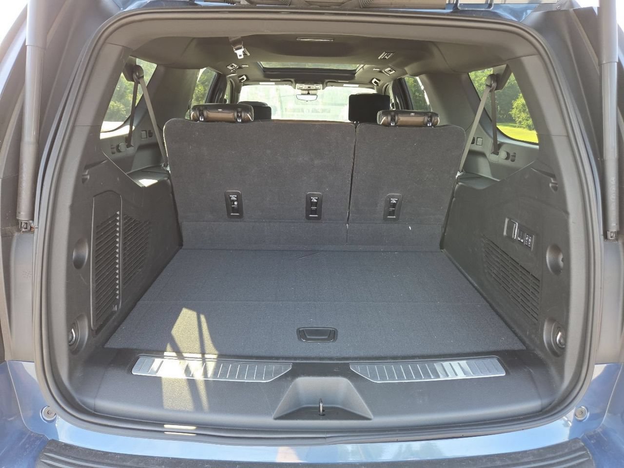 Used 2025 Downpour Metallic GMC Denali Ultimate image 27