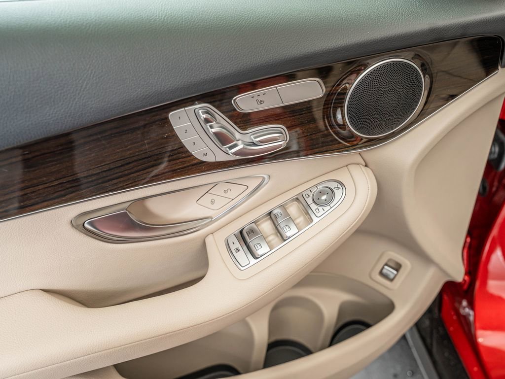 Used 2022 Manufaktur Cardinal Red Metallic Mercedes-Benz GLC 300 image 17