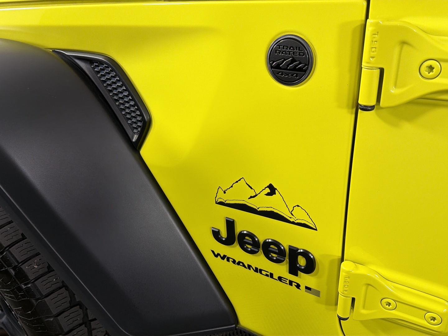 Used 2024 High Velocity Clearcoat Jeep Sport image 10