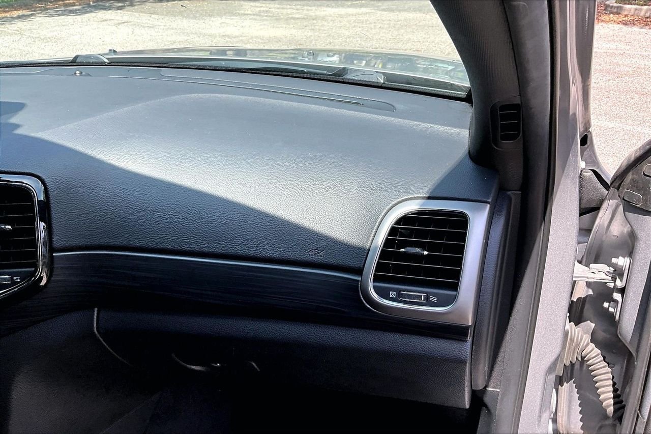 Used 2019 Silver Jeep Altitude image 22