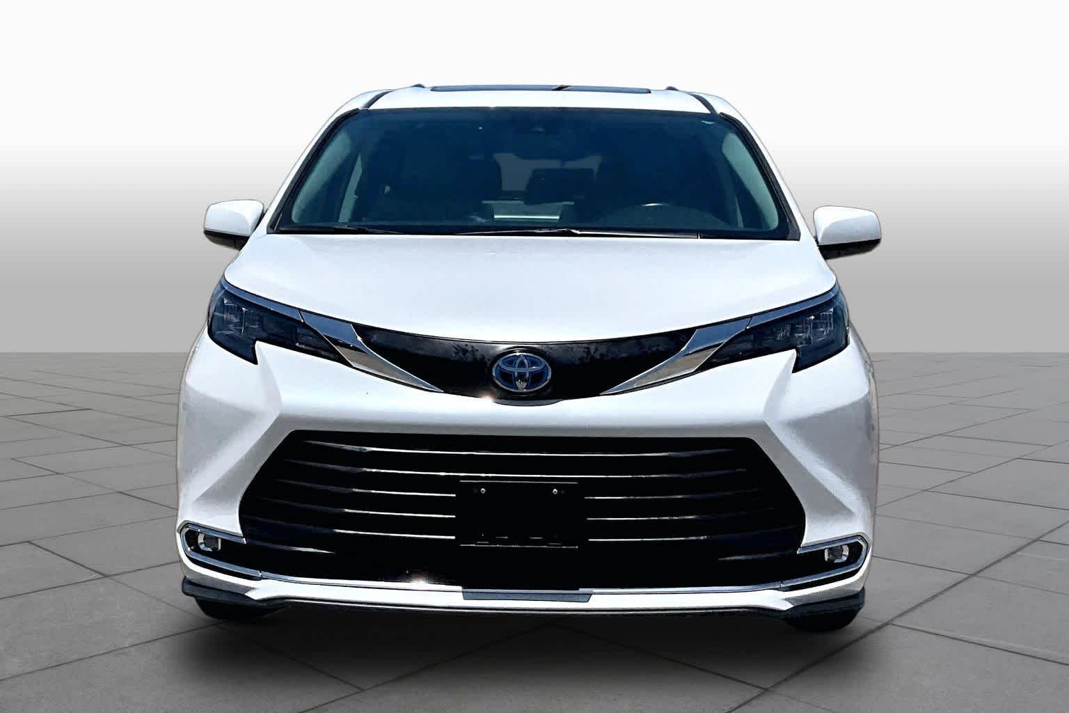 Used 2024 Wind Chill Pearl Toyota XLE image 4