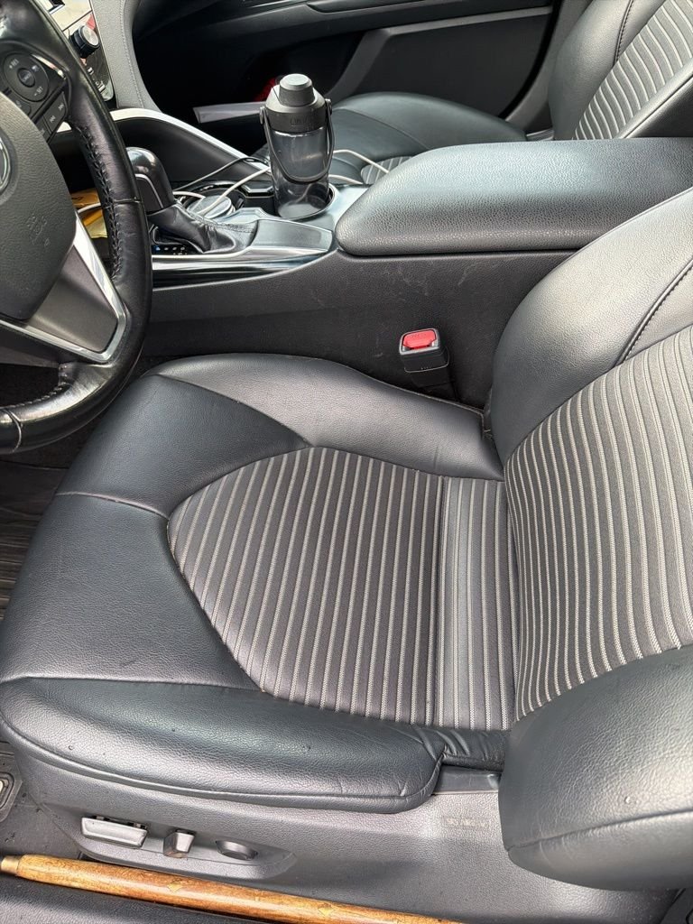 2020 Toyota Camry SE photo 5